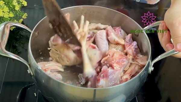 Xào sơ thịt gà trước khi nấu canh gà 